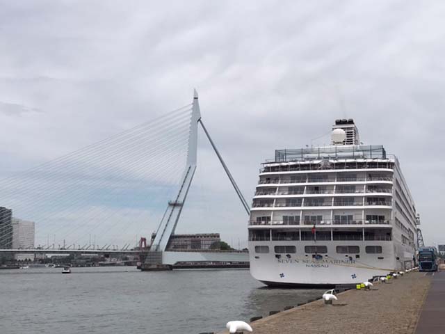 Seven Seas Mariner aan de Cruise Terminal Rotterdam